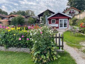 a garden with flowers in front of a house at Ferienwohnung Florina in Frasdorf