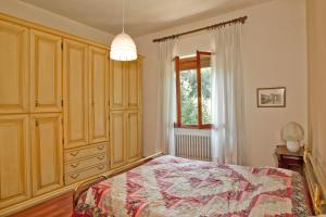 フィレンツェにあるResidenza Rugginiのベッドルーム(ベッド1台、窓付)