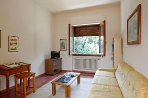 sala de estar con sofá y mesa en Residenza Ruggini, en Florencia