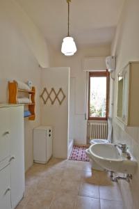 bagno con lavandino e specchio di Residenza Ruggini a Firenze