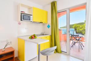 Kuchyňa alebo kuchynka v ubytovaní Apartments Juka + 37 fotografií