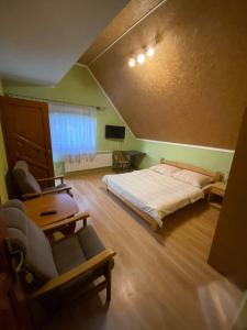 um quarto com uma cama e uma cadeira em Agroturystyka u Haliny em Kamesznica