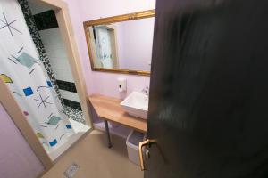 y baño con lavabo y espejo. en City Hostel Trogir, en Trogir