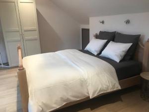 מיטה או מיטות בחדר ב-Logement cosy à Durbuy
