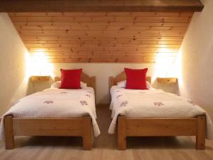 a bedroom with two twin beds with red pillows at Appartement Valloire, 6 pièces, 12 personnes - FR-1-263-358 in Valloire