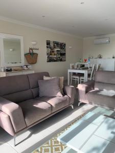 - un salon avec un canapé et une table dans l'établissement Oasis Praia Carvoeiro Bay, à Carvoeiro