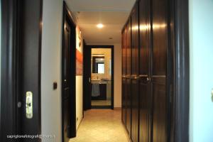 a hallway leading to a bathroom in a house at B&B CasaMariaSofia in Taranto