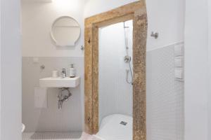 La salle de bains est pourvue d'une douche, de toilettes et d'un lavabo. dans l'établissement Old Town Vienna, à Vienne