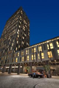 un gran edificio con un coche aparcado delante de él en The G Hotels Istanbul, en Estambul