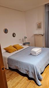a bedroom with a bed with two towels on it at 4AgostoPlace in Zaragoza