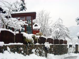 ein Haus mit einem schneebedeckten Zaun in der Unterkunft Landhaus Wachau in Aggsbach