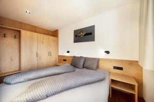 Giường trong phòng chung tại Thalerhof Naturae Lignum