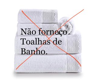 a stack of white toilet paper with the words no tampoco tahasaki bc at Casa de Campo Cambará in Cambará