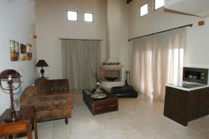 Erofili Villas في لورداهاتا: غرفة معيشة مع أريكة وطاولة