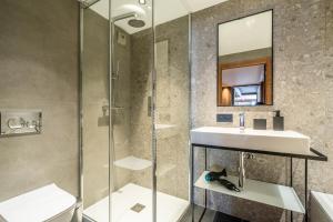 un bagno con lavandino e doccia di Apartment Ophite Méribel - by EMERALD STAY a Les Allues Altre 24 foto