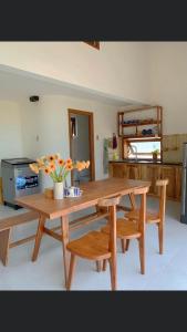 - une table et des chaises en bois dans la cuisine dans l'établissement Nhà mình homestay, à Mỹ Lại (1)