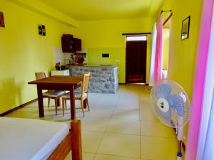 Posezení v ubytování Apartment with sea view near the beach and the village center! + 5 fotografií