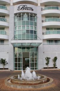 a building with a fountain in front of a building at Biarritz Hplus Long Stay in Brasilia