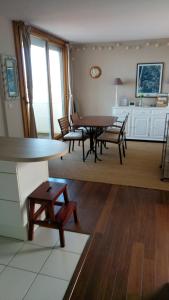 ein Wohnzimmer mit einem Tisch und Stühlen in der Unterkunft Comme dans un phare in Arcachon