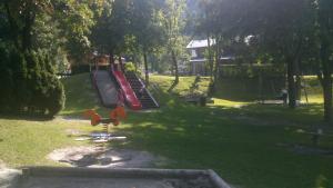 einen Spielplatz mit Rutsche in einem Park in der Unterkunft Appartements Hochzillertal in Kaltenbach