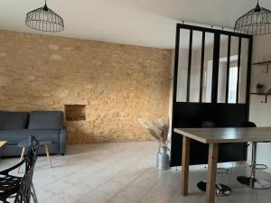 a living room with a couch and a table at Maison chaleureuse à la campagne in Payrignac
