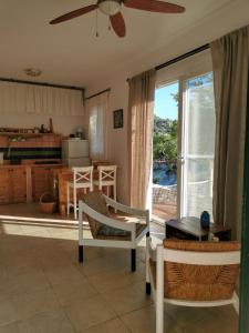 salon z wentylatorem sufitowym i oknem w obiekcie Villa Zen w mieście Prižba +18 zdjęć
