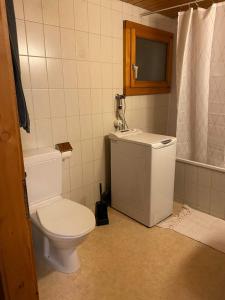 a bathroom with a toilet and a sink at Schöne Ferienwohnung mit Seeblick in Thun