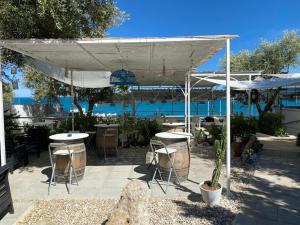 Restaurace v ubytování B&B direttamente sul mare da Antonino