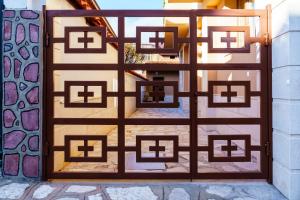 拉茲洛格的住宿－Свети Никола，设计几何的大门