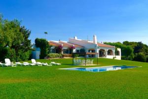 Bazén v ubytování MEDDAYS VILLA REDOS nebo v jeho okolí