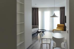a living room with a white table and chairs at BN SUITES Teatro in Alicante