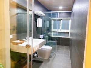ein Badezimmer mit Toilette, Waschbecken und Dusche in der Unterkunft 澎湖日記 PenghuDiary in Magong