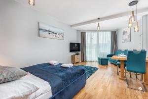 Televízia a/alebo spoločenská miestnosť v ubytovaní Seaside Seaview by Jantar Apartamenty Kołobrzeg