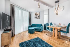 Televízia a/alebo spoločenská miestnosť v ubytovaní Seaside Seaview by Jantar Apartamenty Kołobrzeg