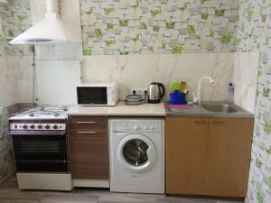 Kuchyňa alebo kuchynka v ubytovaní Apartment Harkovskaya 1 floor