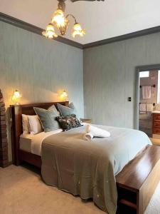 Un dormitorio con una cama grande en una habitación. en Beautiful Resort Style Living in Lascala 126, en Booker Bay
