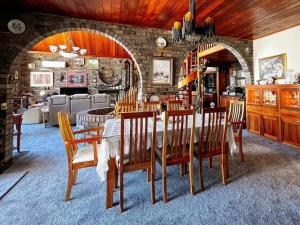 Un comedor con mesa y sillas en Beautiful Resort Style Living in Lascala 126, en Booker Bay