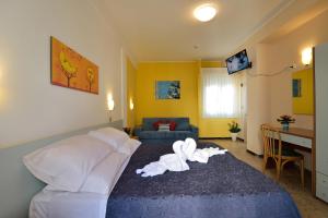 Un ou plusieurs lits dans un hébergement de l'établissement B&B Hotel Oltremar