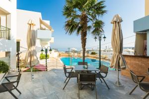 Bazén v ubytování Radamanthy's Hotel Apartments nebo v jeho okolí