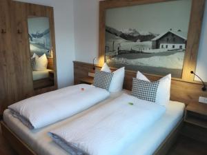 um quarto com duas camas e um quadro na parede em Haus Rita em Berwang