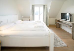 Giường trong phòng chung tại Strandhaus 3 DHH "Meer Strand Und Design in Wenningstedt DHH für bis zu 5 Personen"
