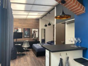 een kamer met een keuken en een woonkamer bij Stylové apartmánky in Frýdek-Místek