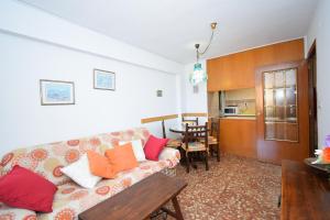 una sala de estar con un sofá y una mesa en Mariscal I - Fincas Arena, en Benidorm