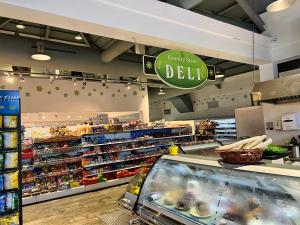 Supermarket nebo jiné obchody v  apartmánu nebo okolí