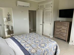 Postel nebo postele na pokoji v ubytování Ocho Rios Ocean Escape
