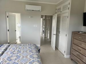 Postel nebo postele na pokoji v ubytování Ocho Rios Ocean Escape