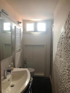 bagno con lavandino bianco e servizi igienici di B&B Emc2 a Viterbo