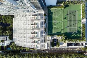 una vista aérea de un edificio de apartamentos blanco con una pista de tenis en W South Beach en Miami Beach