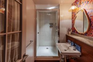 Koupelna v ubytování room2 London Chiswick Hometel