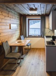 cocina y comedor con mesa y sillas en Gästehaus Biobauernhof Mandl, en Murau